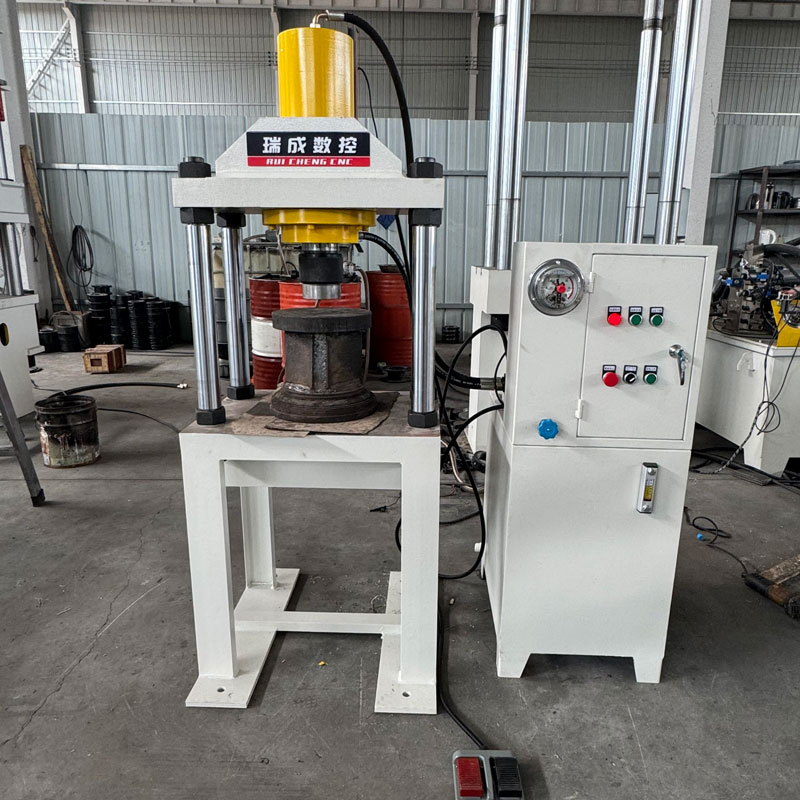 50T四柱兩梁液壓機，占地面積小，操作更方便