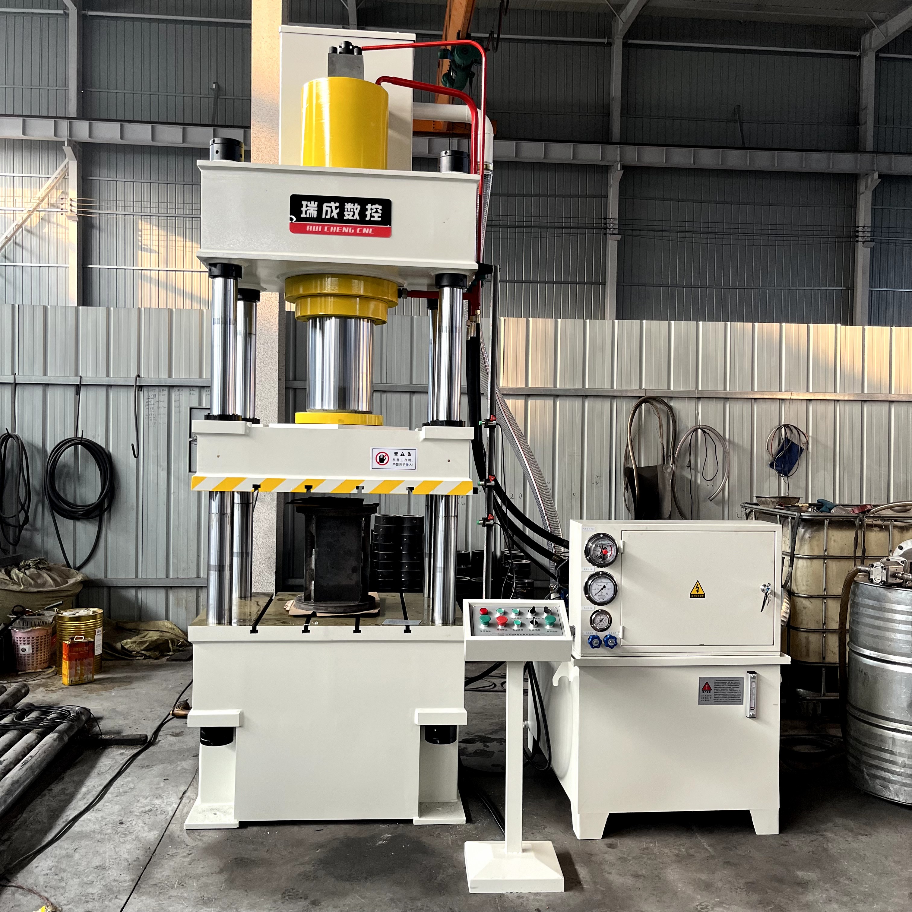 四柱液壓機(jī)：壓制金屬防護(hù)網(wǎng)