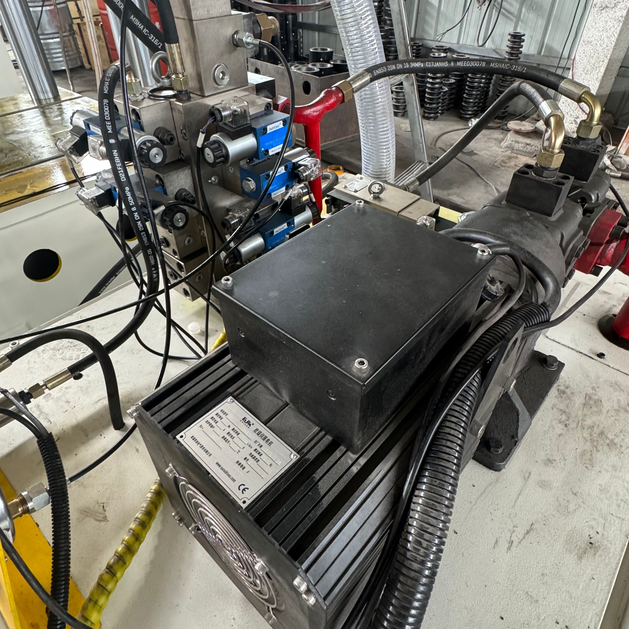 瑞成數(shù)控315噸三梁四柱液壓機多少錢一臺?