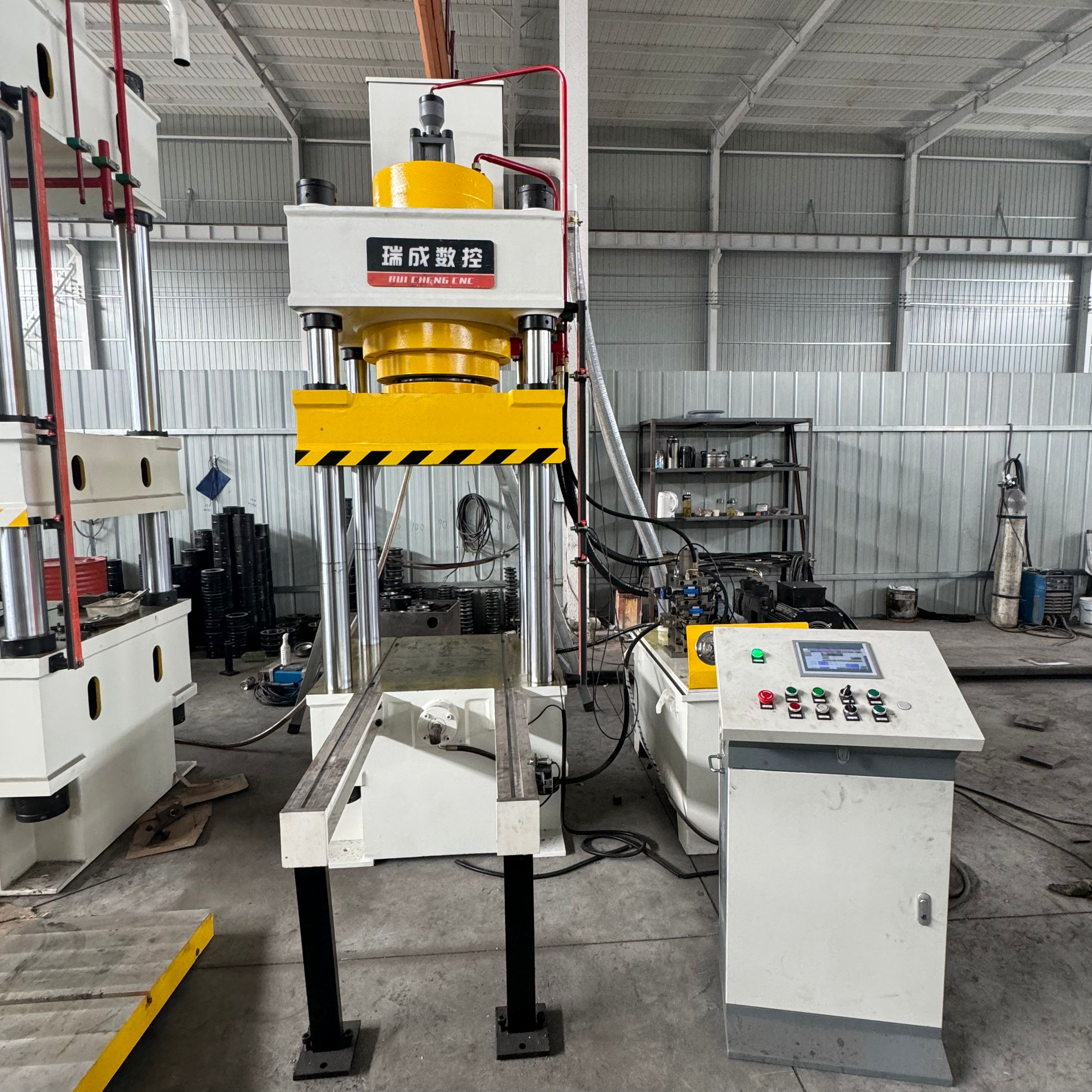 瑞成數(shù)控315噸三梁四柱液壓機多少錢一臺?